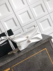 Kitlife Chanel 25S Pearl Chain Clutch Evening Bag White 14x24x5cm - 1