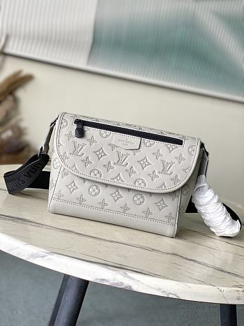 Kitlife Louis Vuitton Pulse Messenger Bag Cream Monogram Shadow M14912 26.6x17x11cm