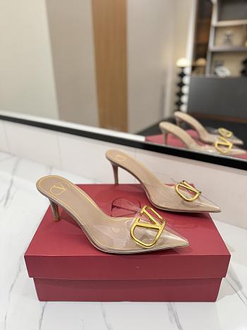 Kitlife Valentino Garavani Vlogo 80 Vinyl & Leather Mule In Beige