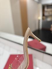 Kitlife Valentino Garavani Vlogo 80 Vinyl & Leather Mule In Beige - 5