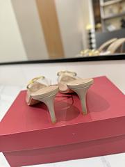 Kitlife Valentino Garavani Vlogo 80 Vinyl & Leather Mule In Beige - 4