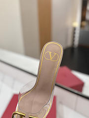 Kitlife Valentino Garavani Vlogo 80 Vinyl & Leather Mule In Beige - 3