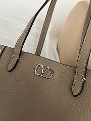 Kitlife Valentino Garavani Nellcôte Shopping Bag Grey 21x16x5cm - 4