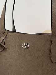 Kitlife Valentino Garavani Nellcôte Medium Shopping Bag In Grey Grainy Calfskin 40x30x13cm - 6