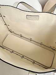 Kitlife Valentino Garavani Nellcôte Medium Shopping Bag In White Grainy Calfskin 40x30x13cm - 4