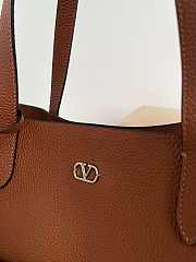 Kitlife Valentino Garavani Nellcôte Medium Shopping Bag In Brown Grainy Calfskin 40x30x13cm - 6