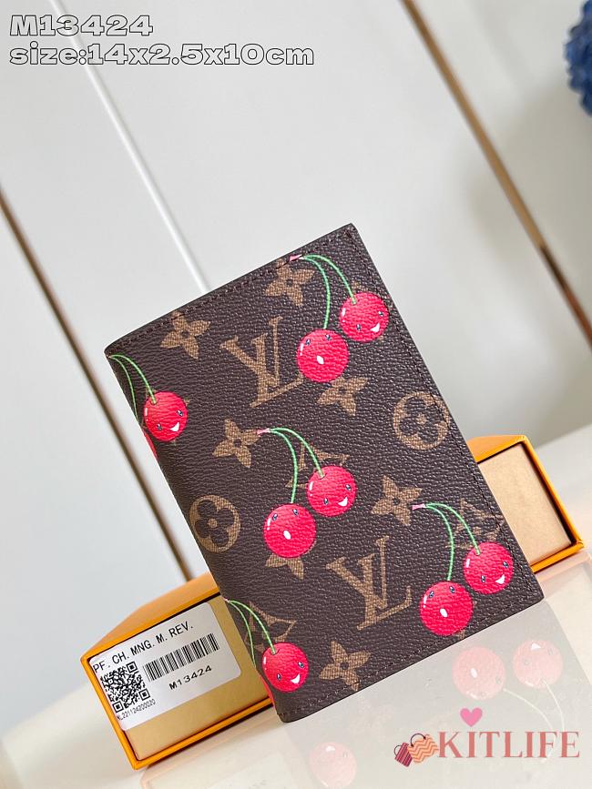 Kitlife Louis Vuitton x TM Passport Cover Brown Monogram Cherry M13424 14x2.5x10cm - 1