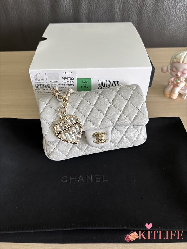 Kitlife Chanel Classic Mini Bag with Hook Lambskin White 8x12.5x5cm - 1