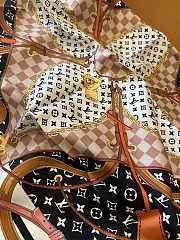 Kitlife Louis Vuitton Floral and Straps Printed Square Scarf Black & White 90x90cm - 2