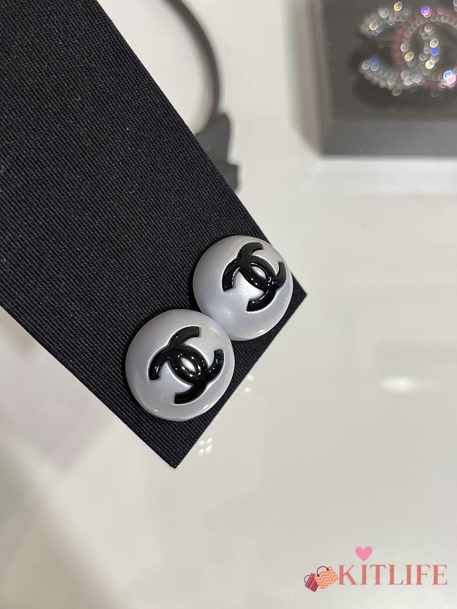 Kitlife Chanel 25P Black Enamel CC Pearl Round Button Earrings - 1