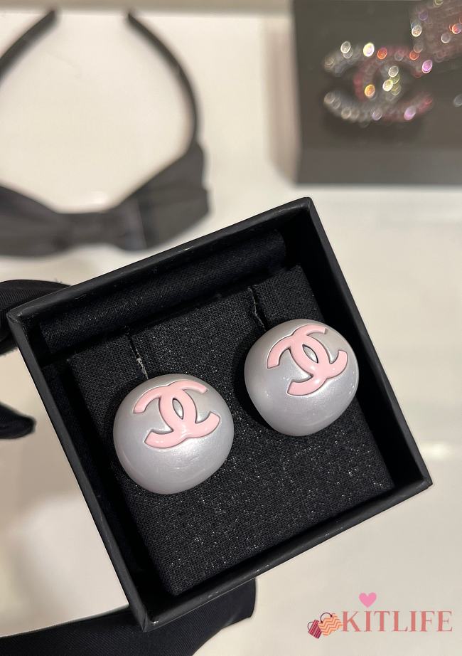 Kitlife Chanel 25P Pink Enamel CC Pearl Round Button Earrings - 1