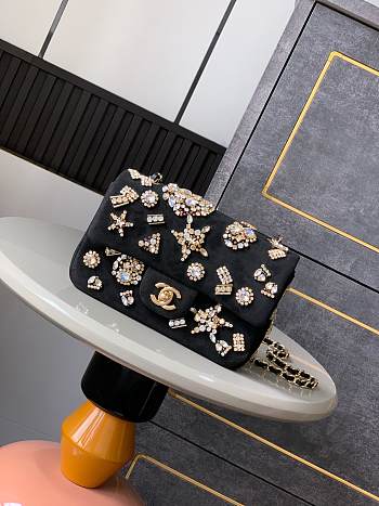 Kitlife Chanel 25 Palais Catwalk Limited Edition Badge Bag Black 10x20x7cm