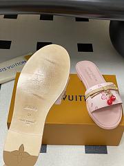 Kitlife Louis Vuitton X TM Lily Cherry Pendant Flat Mules Pink Flower - 3