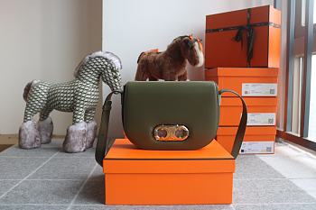 Kitlife Celine Maillon Triomphe Bag Green Olive 23x19x6cm