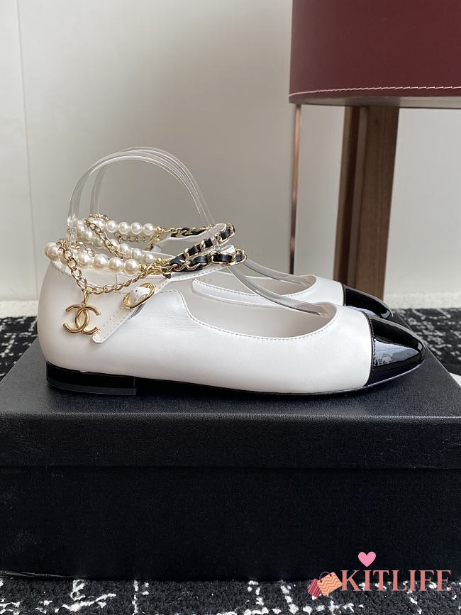 Kitlife Chanel Mary Janes White Lambskin, Black Patent Calfskin, Imitation Pearls & Metal Shoes - 1