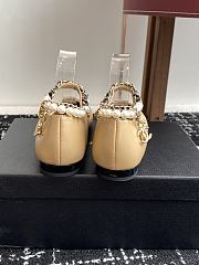 Kitlife Chanel Mary Janes Beige Lambskin, Black Patent Calfskin, Imitation Pearls & Metal Shoes - 2