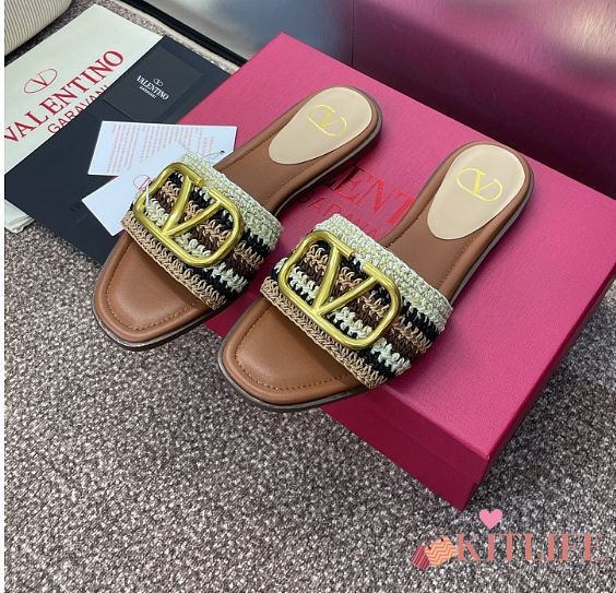 Kitlife Valentino Garavani Vlogo Signature Slide Sandals With Crochet Embroidery  - 1