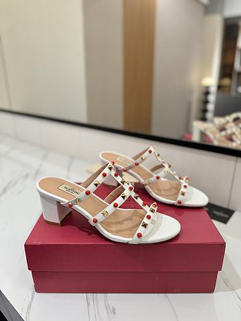 Kitlife Valentino Garavani Rockstud Sandals In White Calfskin With Cabochon Stone 