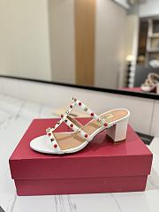 Kitlife Valentino Garavani Rockstud Sandals In White Calfskin With Cabochon Stone  - 3