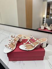 Kitlife Valentino Garavani Rockstud Sandals In White Calfskin With Cabochon Stone  - 5