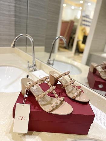 Kitlife Valentino Garavani Rockstud Sandals In Beige Calfskin