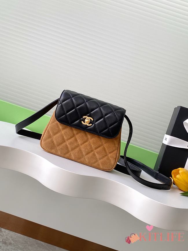Kitlife Chanel Flap Shoulder Bag Beige Suede Calfskin and Black Shiny Lambskin 15x18.5x5.5cm - 1