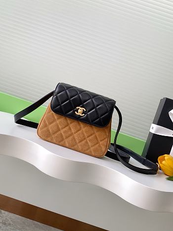 Kitlife Chanel Flap Shoulder Bag Beige Suede Calfskin and Black Shiny Lambskin 15x18.5x5.5cm