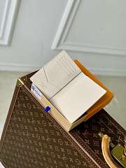 Kitlife Louis Vuitton Passport Cover Dream Beige M25917 10x14x2.5cm - 4