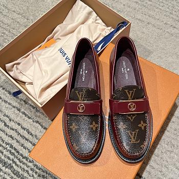 Kitlife Louis Vuitton V Classic Buckle Loafers Burgundy