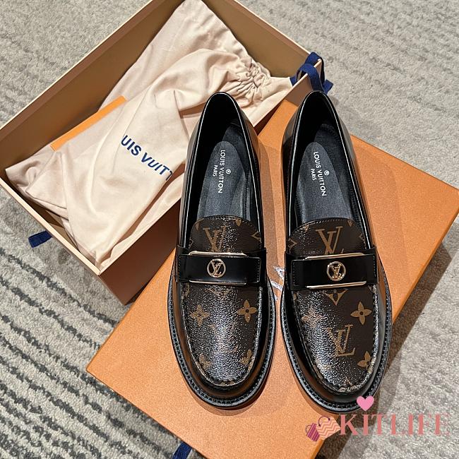 Kitlife Louis Vuitton V Classic Buckle Loafers Black - 1