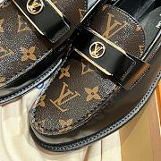 Kitlife Louis Vuitton V Classic Buckle Loafers Black - 6