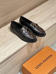 Kitlife Louis Vuitton V Classic Buckle Loafers Black - 3