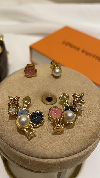 Kitlife Louis Vuitton Botanica Earrings White Resin Pearls
