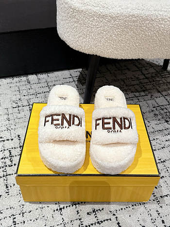 Kitlife Fendi 25 Thick-soled Furry Slides White