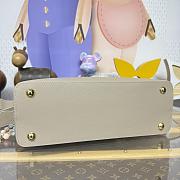 Kitlife Louis Vuitton Capucines MM Souple Bag Watnut M12924 33x24x12 cm  - 5