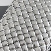 Kitlife Bottega Veneta Knot Clutch Silver 717622 20.5x6x12.5cm  - 2