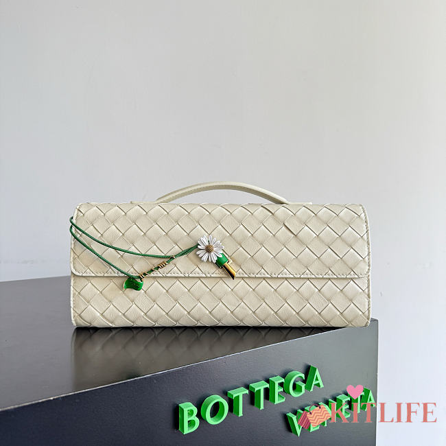 Kitlife Bottega Veneta Andiamo Clutch Cream With Daisy Flower Closure 836810 31x13x3cm  - 1