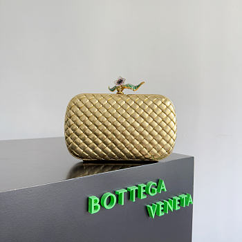 Kitlife Bottega Veneta Knot Flower Metallic Leather Minaudiere Bag 826183 19x11.5x5cm