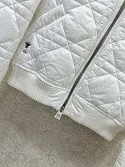 Kitlife Dior 25 Cannage Diorama Quilted Navy Collar Cotton-padded Jacket White - 2