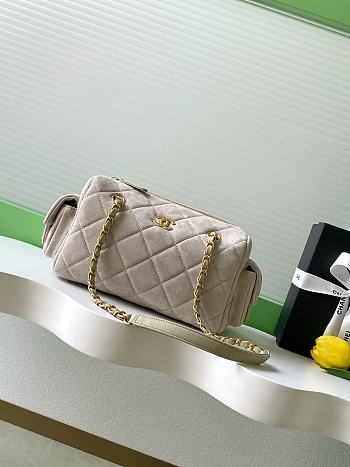 Kitlife Chanel 25K Cream Suede Bowling Bag AS5792 15.5x24x11.5cm 