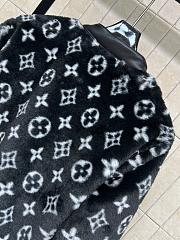 Kitlife Louis Vuitton 2025 Monogram Feathered Short Jacket Black - 3