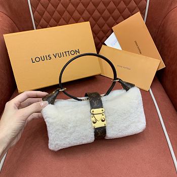 Kitlife Louis Vuitton Pochette Mia Bag Cream Shearling M26245 22x14.5x8cm