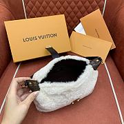 Kitlife Louis Vuitton Pochette Mia Bag Cream Shearling M26245 22x14.5x8cm - 5