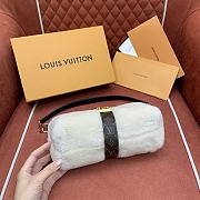 Kitlife Louis Vuitton Pochette Mia Bag Cream Shearling M26245 22x14.5x8cm - 3
