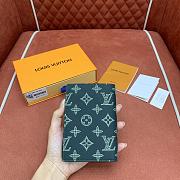 Kitlife Louis Vuitton Passport Cover Green Monogram Shadow Leather M27147 10x14x2.5cm - 1