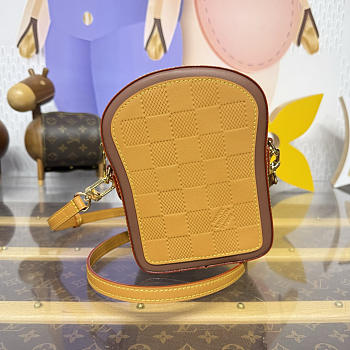 Kitlfife Louis Vuitton Toast Wearable Wallet Monogram Beige M26984 16x5x20cm