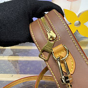 Kitlfife Louis Vuitton Toast Wearable Wallet Monogram Beige M26984 16x5x20cm - 3