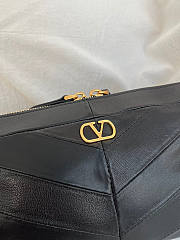 Kitlife Valentino Garavani Panthea Shoulder Bag In Black Nappa Leather With A Chevron Pattern 24x14x6cm - 4