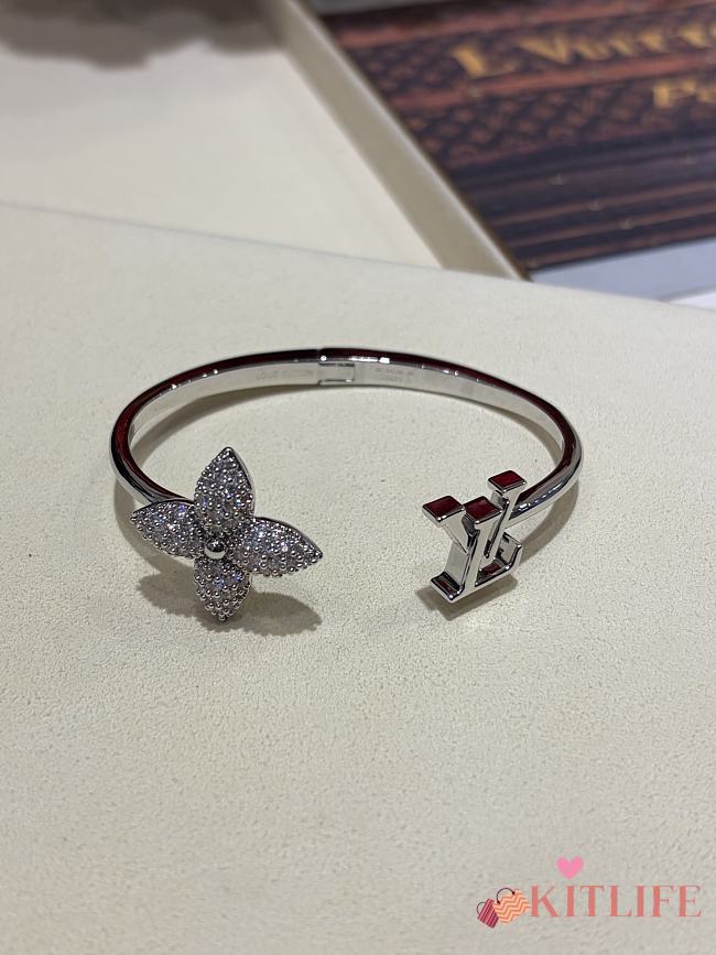 Kitlife Louis Vuitton 25SS Full Diamond Floral Letter Silver Open Bangle  - 1