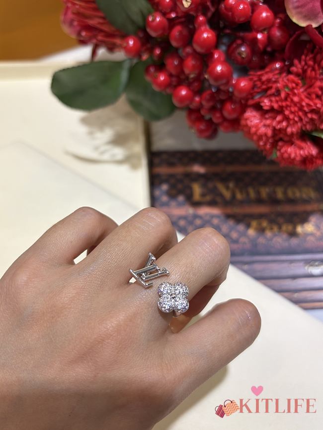Kitlife Louis Vuitton 25SS Full Diamond Floral Letter Silver Open Ring  - 1